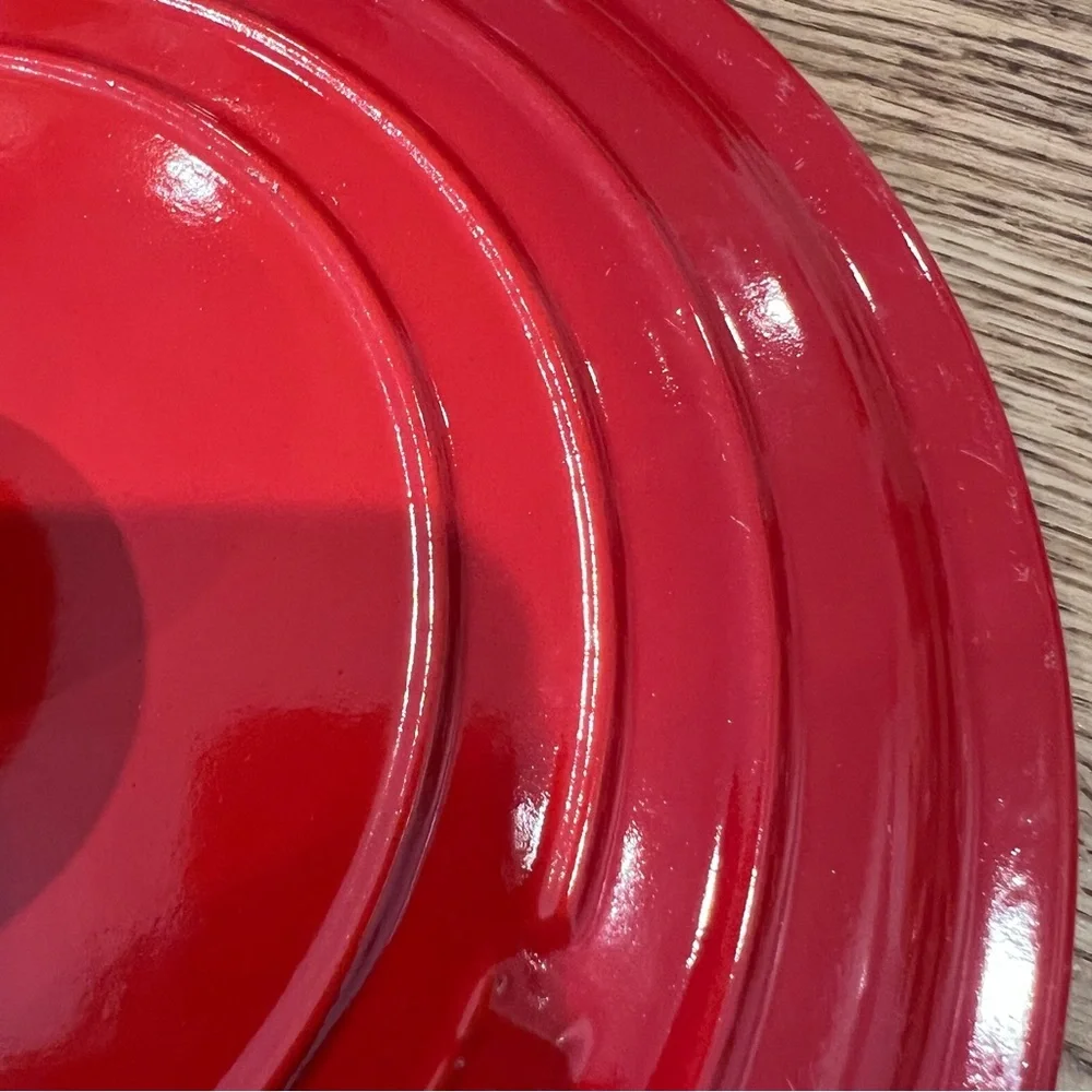 NEW LE CREUSET 5.5 QT Signature Round Dutch Oven Cast Iron Casserole Red